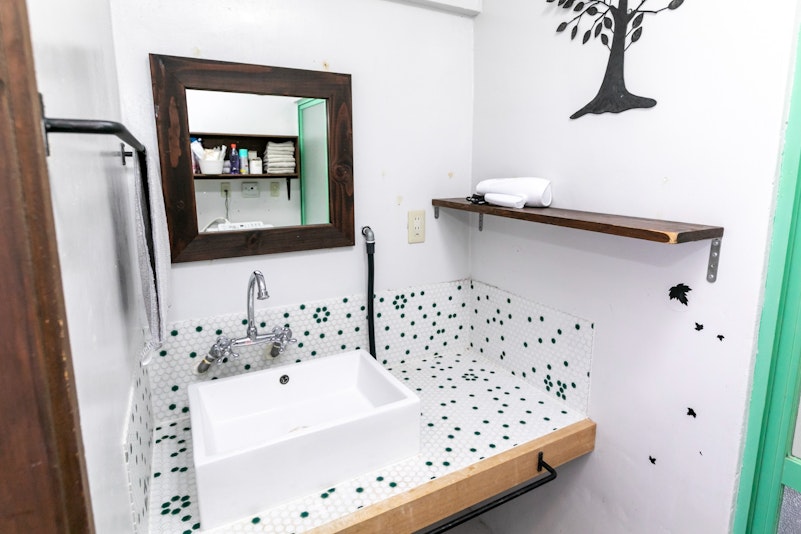 洗面所です。使い捨て歯ブラシ、ひげそり用意してます。ドライヤーあります。バスタオル５枚・フェイ...