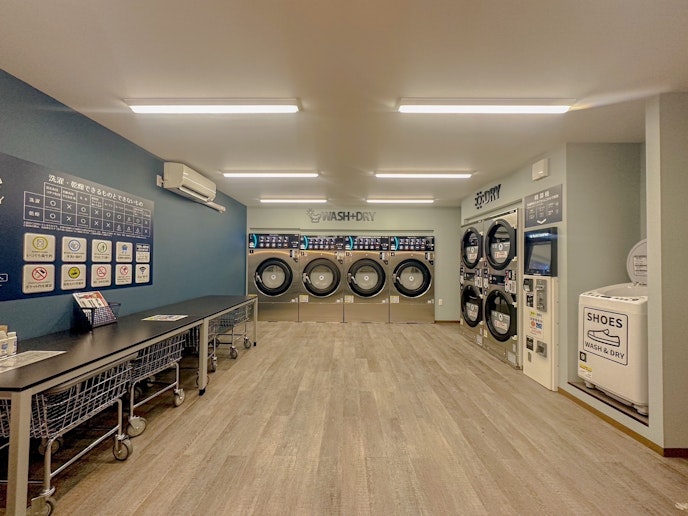 建物１階にコインランドリーを併設しております。洗濯・乾燥が可能で、連泊や冬季のご利用にも便利です。