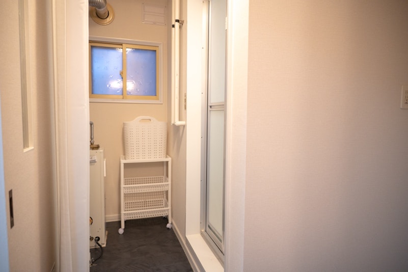 浴室横の脱衣スペース。ランドリーバスケットをご用意しています。