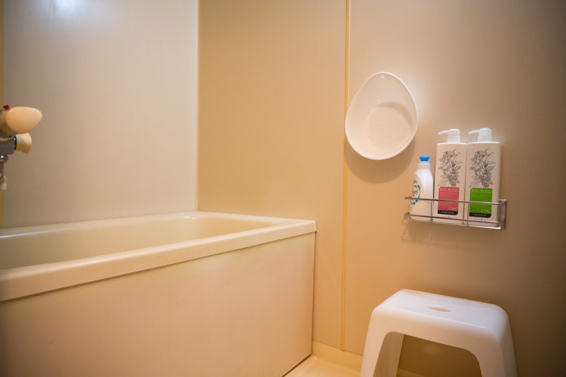 バスタブ付きの浴室。シャンプー・コンディショナー・ボディソープをご用意しています。