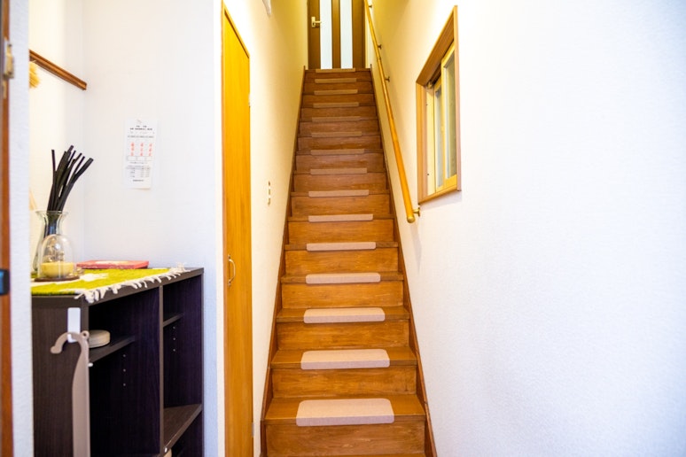 ２階へ続く階段。手すり付きで安心です。