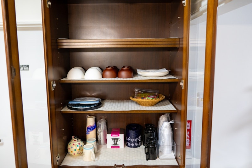 食器・マグカップ・グラス・カトラリー類を備えています。自炊にも対応。