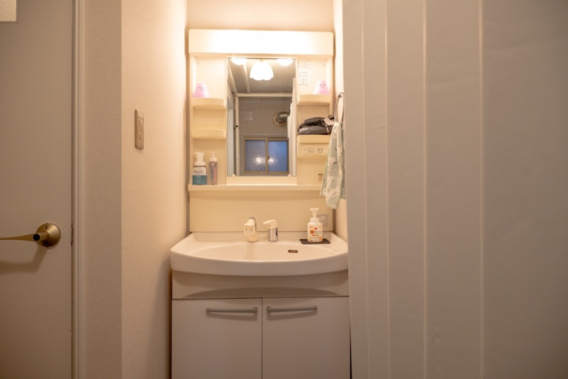 独立洗面台を設置しています。朝の身支度にも便利です。