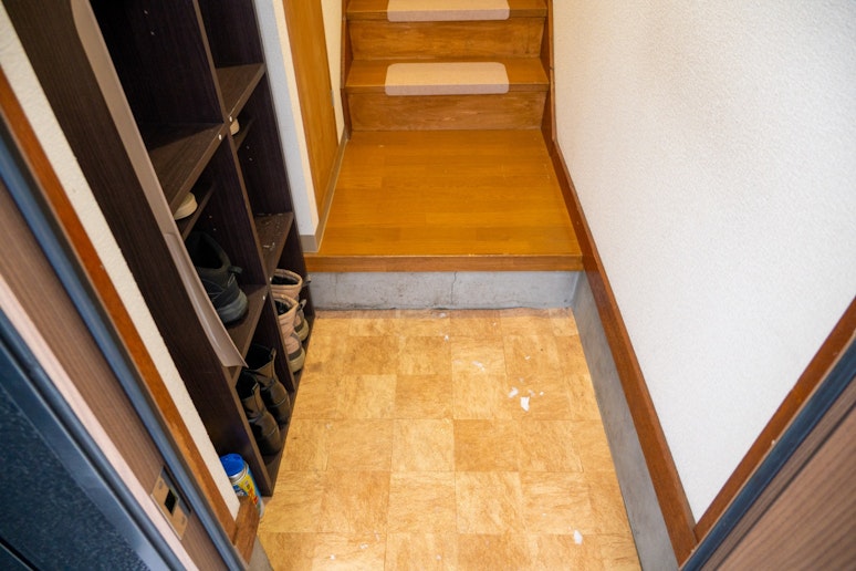 収納付きの玄関スペース。