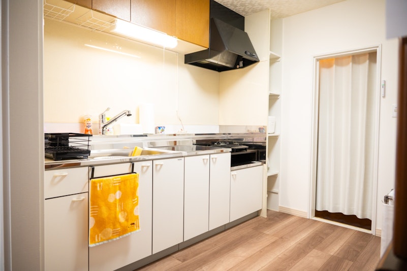 IHコンロ・調理器具完備のキッチン。簡単な自炊が可能です。