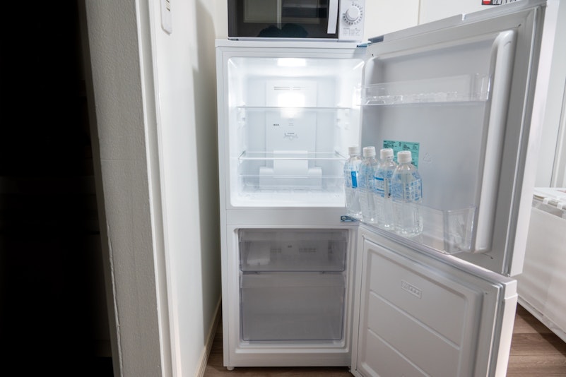 冷蔵庫完備。ペットボトルのお水（無料）をご用意しています。