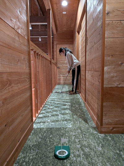 ２階ろう下でバッティング