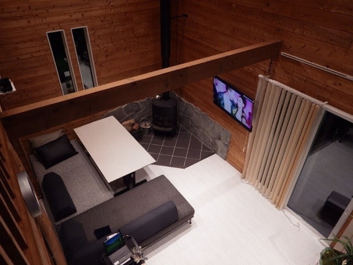 大きなテーブルとシングルサイズのソファーベッド