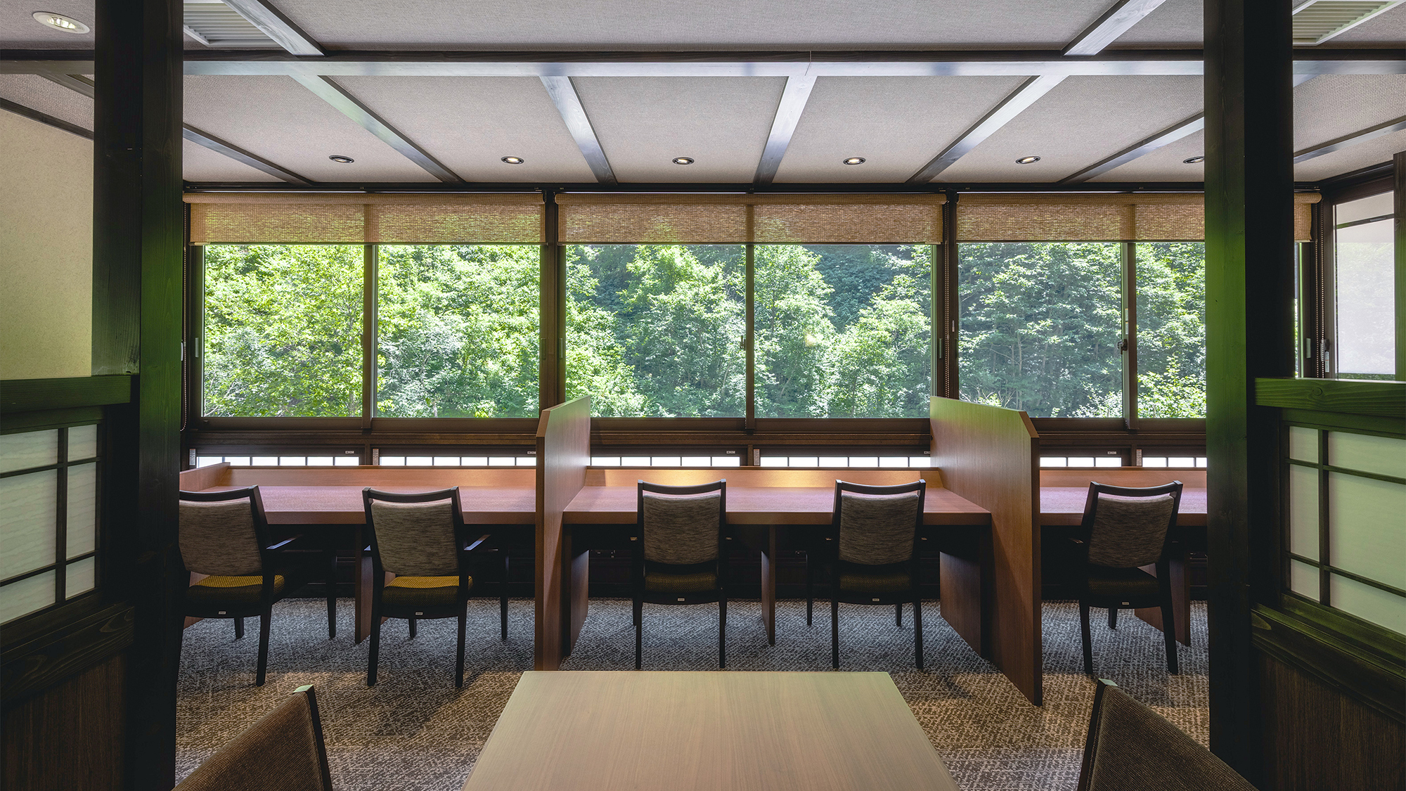 【お食事処】窓一面に広がる北の大地の「渓谷美」もお食事とともにお楽しみ下さい。