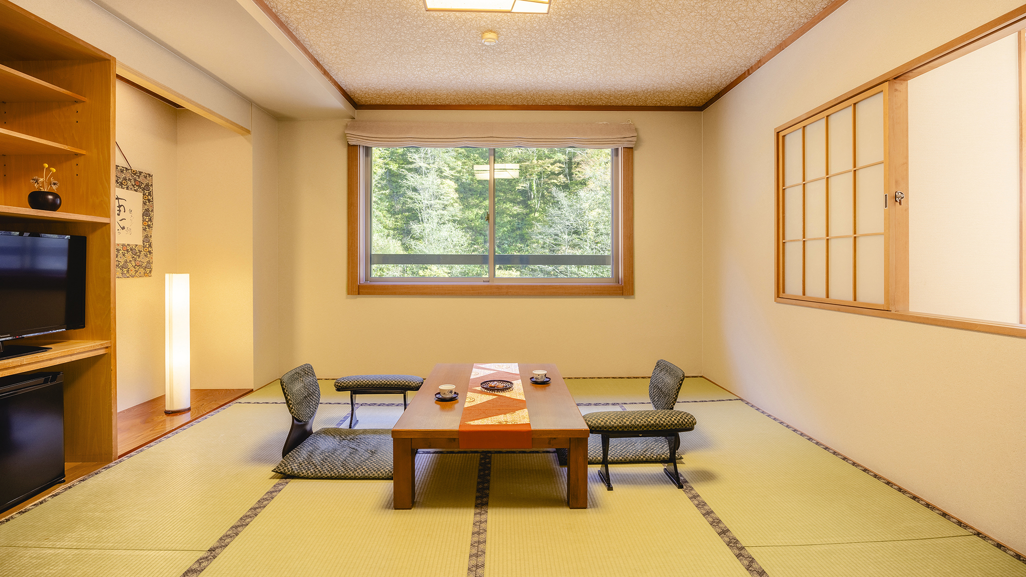 【半露天風呂付特別室】お部屋はシンプルな和の空間。二間なので、ご家族にもぴったりです。