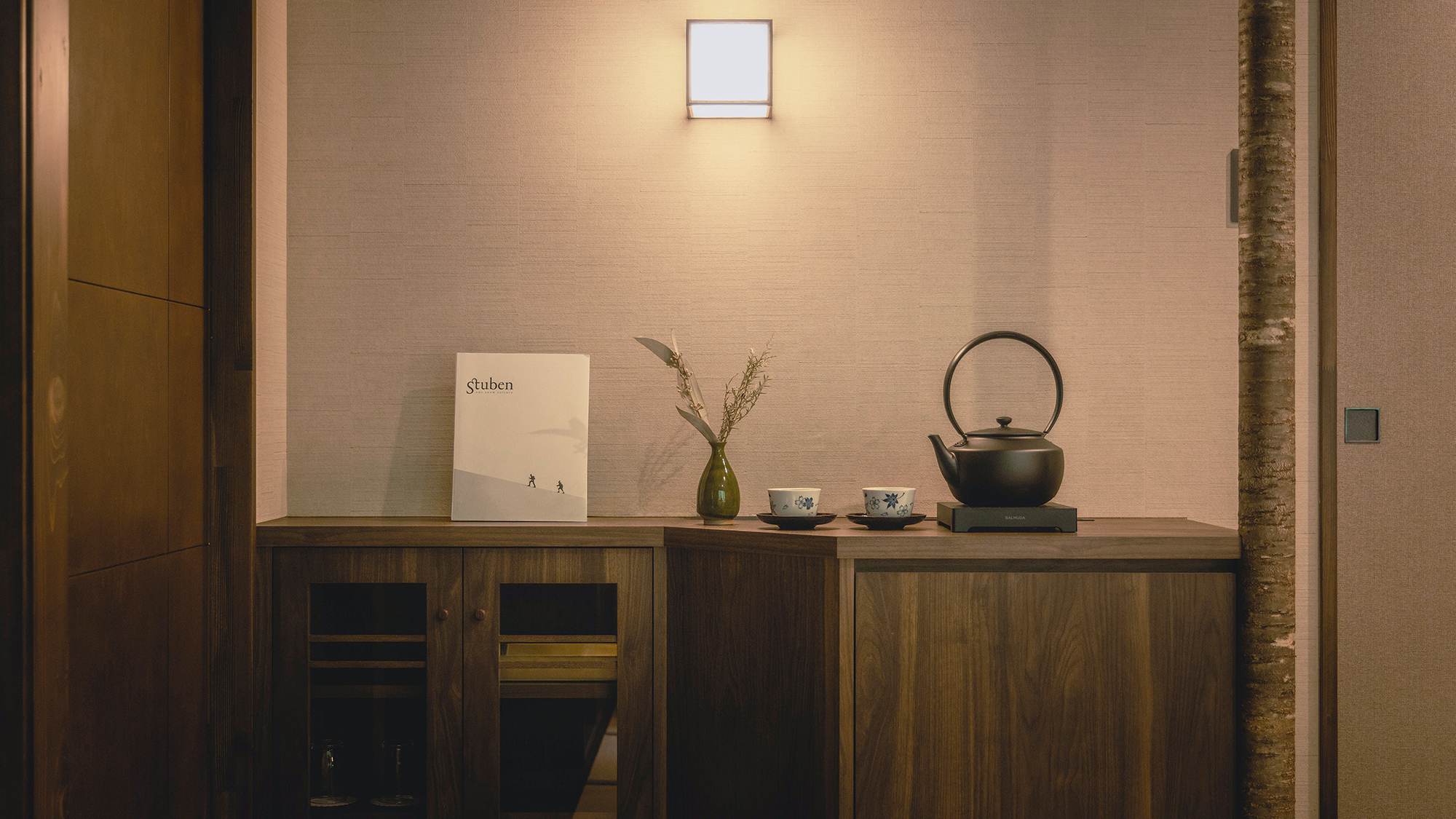 【半露天付特別和洋室】「心ととのう、わたしのための空間」。好きな本を開いたり、思い思いの休息を。