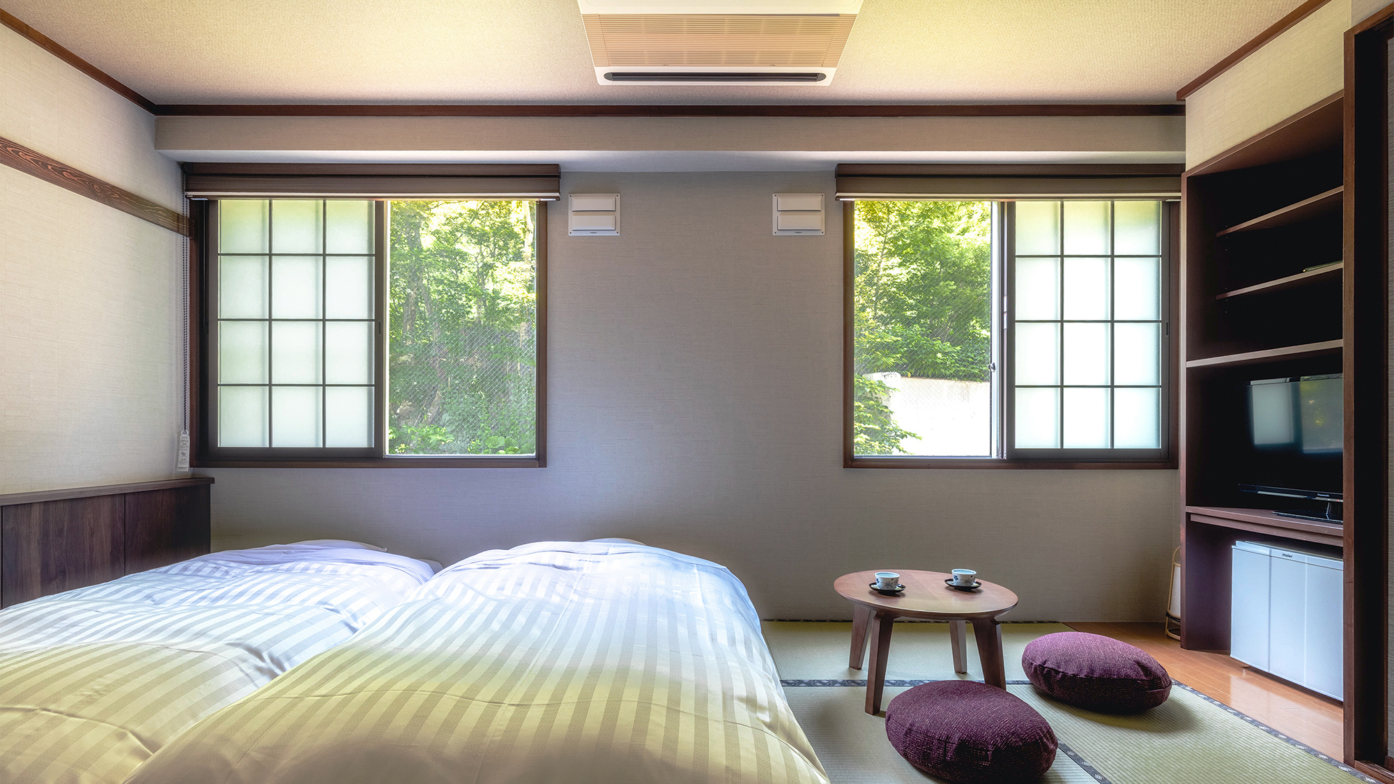 【和ベッドルーム】＜山側-8～10畳＞当館のスタンダードなお部屋。山々の渓谷美をお楽しみ下さい。