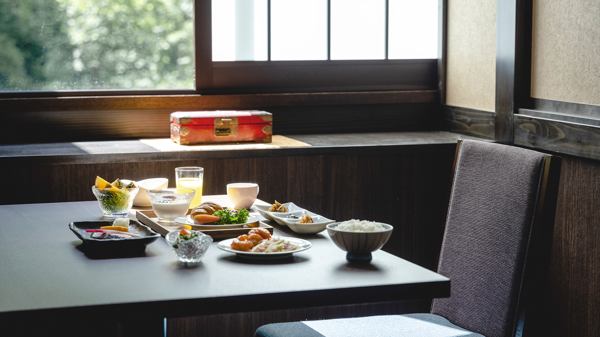 【ご朝食】和食を中心としたセットメニューに加え＜ハーフビュッフェ＞もお楽しみいただけます。