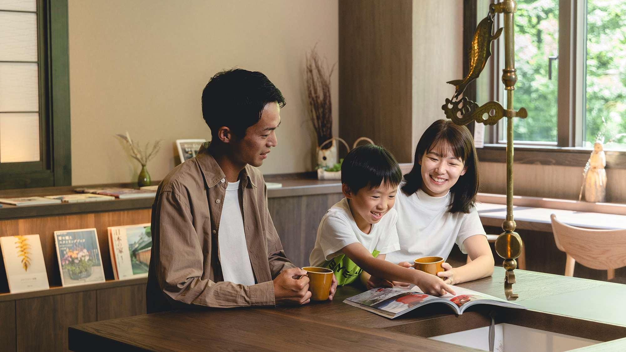 【ラウンジ愉坐】滞在中のホッとひと息に。フリードリンク片手に思い思いの休息を。