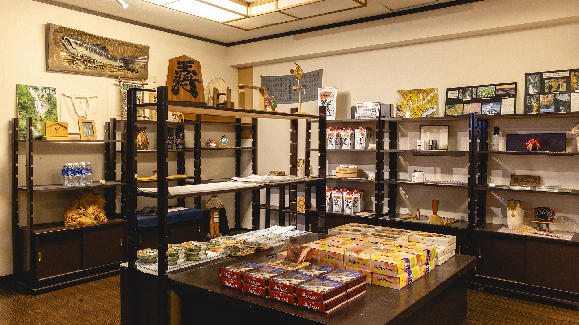 【売店】各種お土産など取り揃えております。旅の思い出にどうぞ。