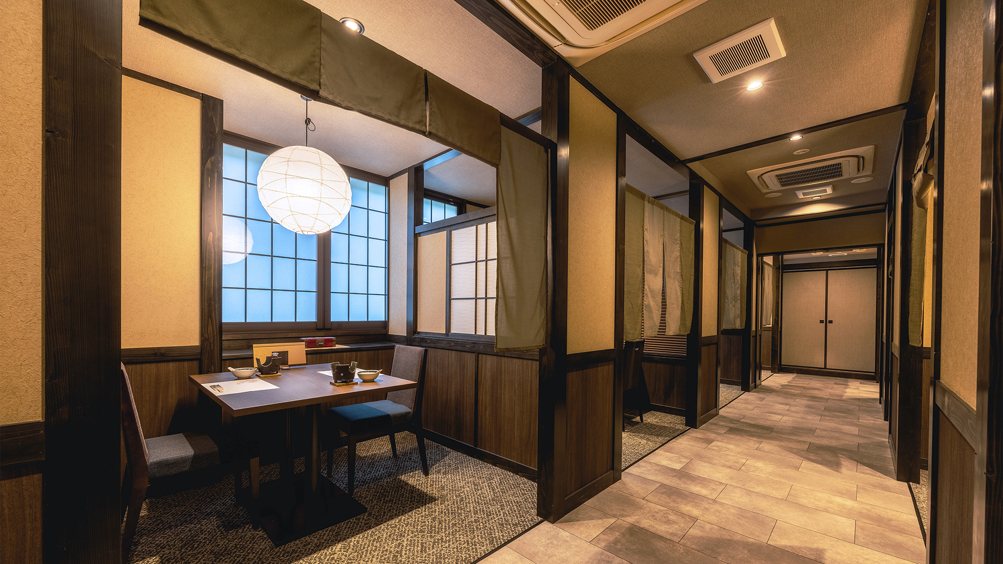 【お食事処】「半個室形式」のお席もございますので、落ち着いた空間でお食事をお楽しみいただけます。