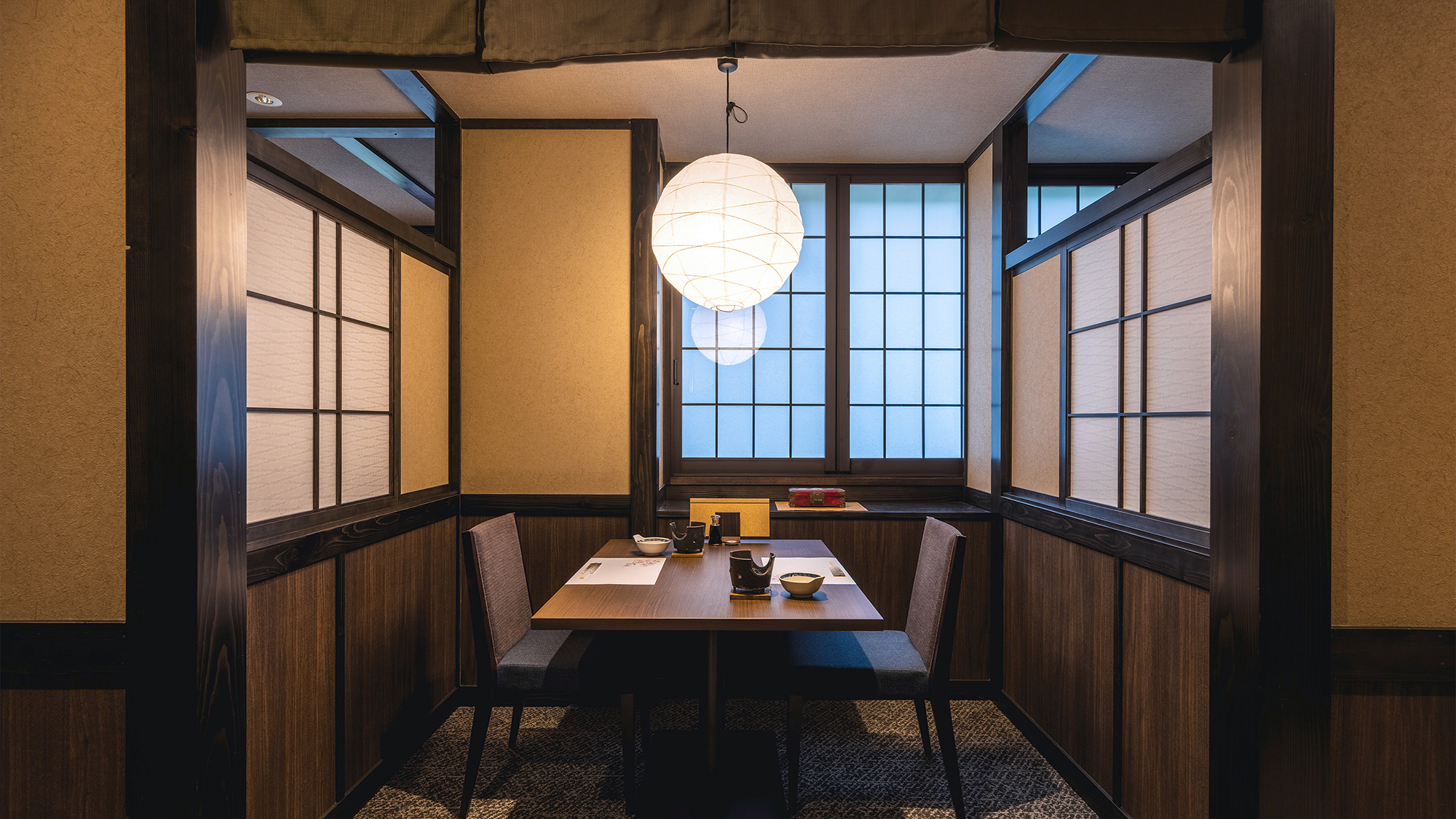 【お食事処】「半個室形式」のお席もございますので、落ち着いた空間でお食事をお楽しみいただけます。