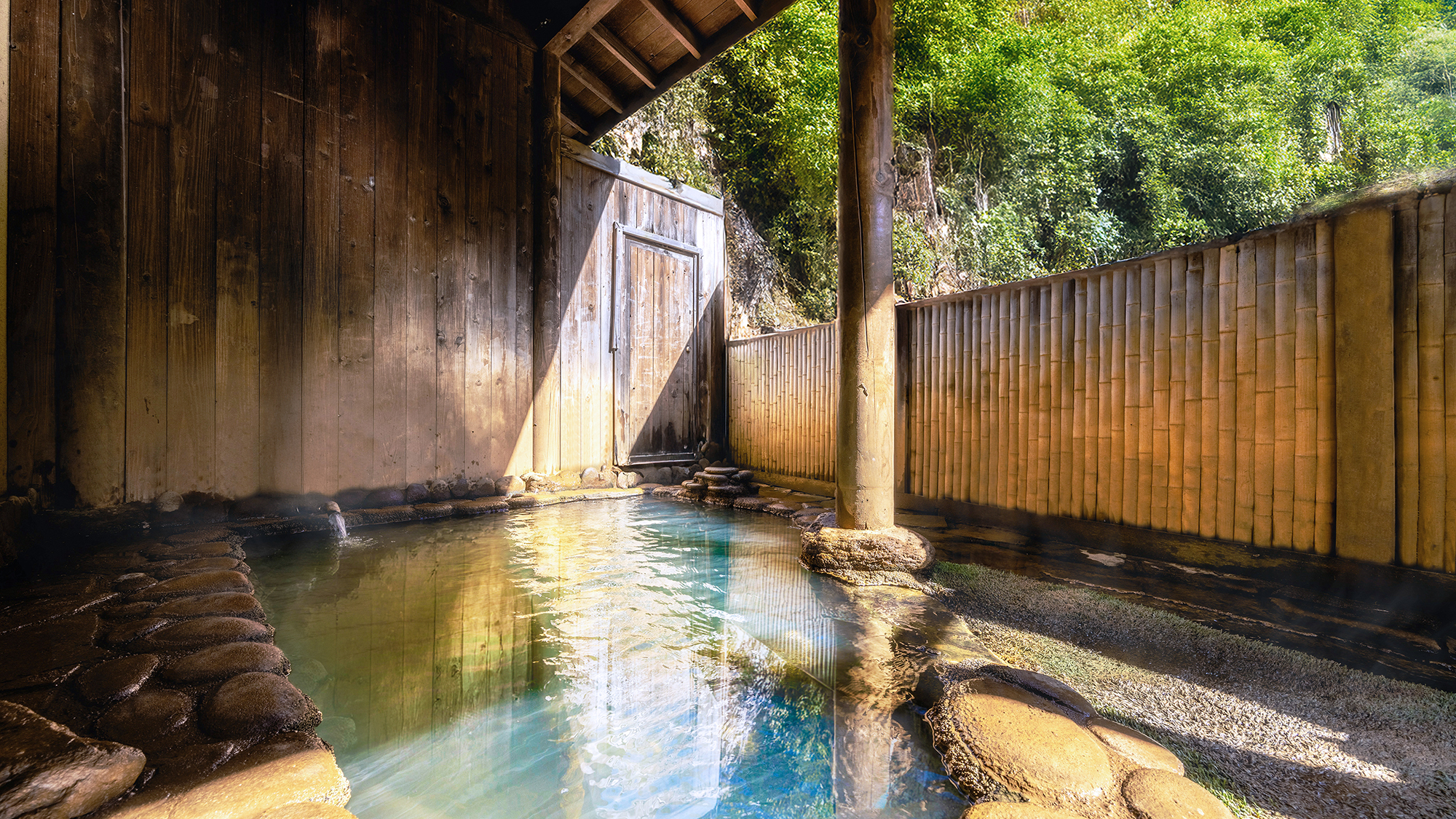【大浴場：露天風呂】爽やかな風を浴び、川のせせらぎに耳を傾ける癒しのひととき。