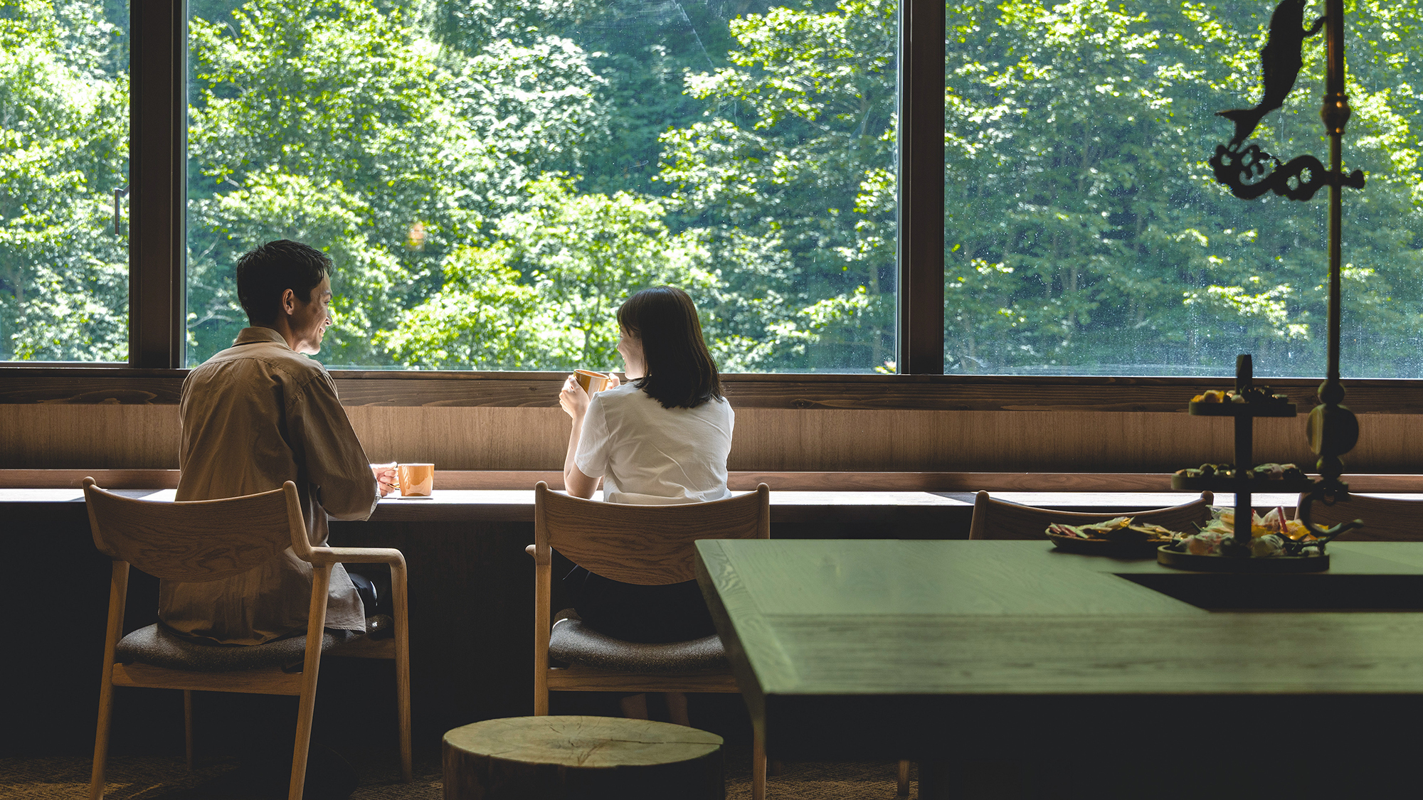 【ラウンジ愉坐】旅先ならではのゆっくりと流れる時間を窓一面に広がる渓谷美とともにごゆっくり。