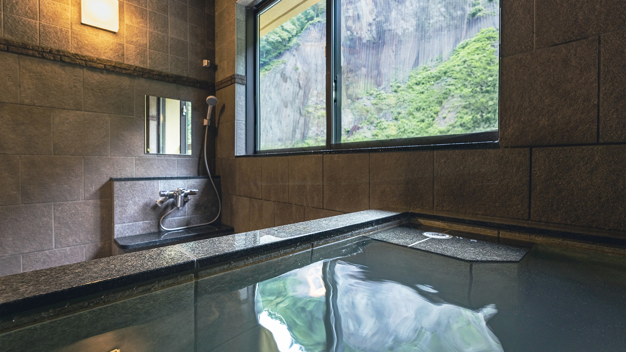 【半露天付特別和洋室】＜2025年OPEN＞「かけ流し温泉」を半露天風呂で何度でもお楽しみ下さい。