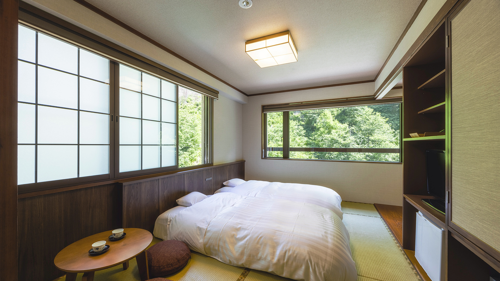 【和ベッドルーム】＜川側-8畳＞スタンダードなお部屋。窓からは、忠別川の清流の風景を。