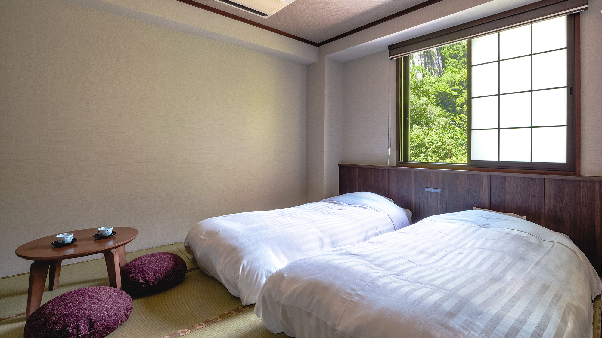 【和ベッドルーム】＜山側-8～10畳＞当館のスタンダードなお部屋。山々の渓谷美をお楽しみ下さい。