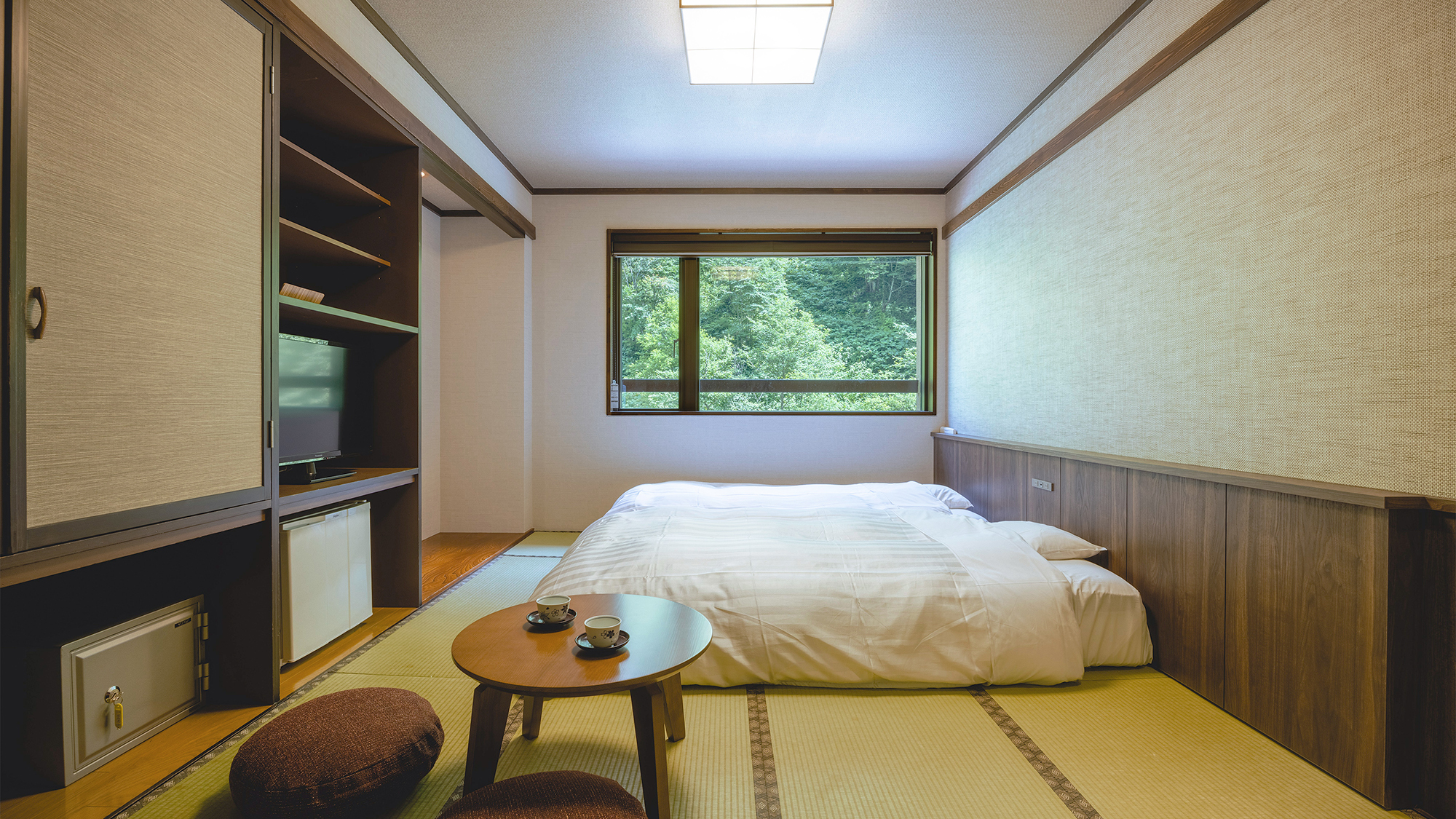 【和ベッドルーム】＜川側-8畳＞スタンダードなお部屋。窓からは、忠別川の清流の風景を。