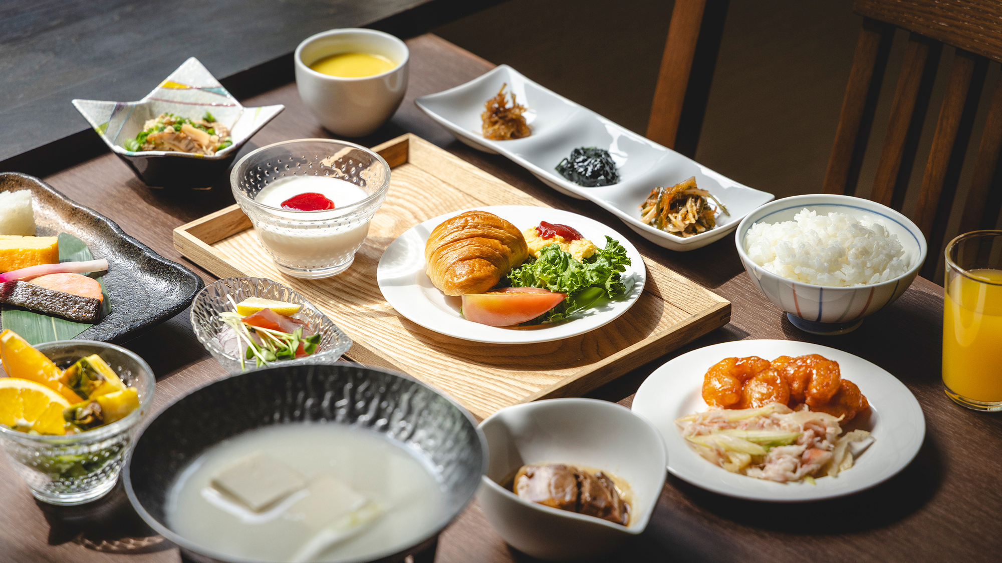 【ご朝食】和食を中心としたセットメニューに加え＜ハーフビュッフェ＞もお楽しみいただけます。