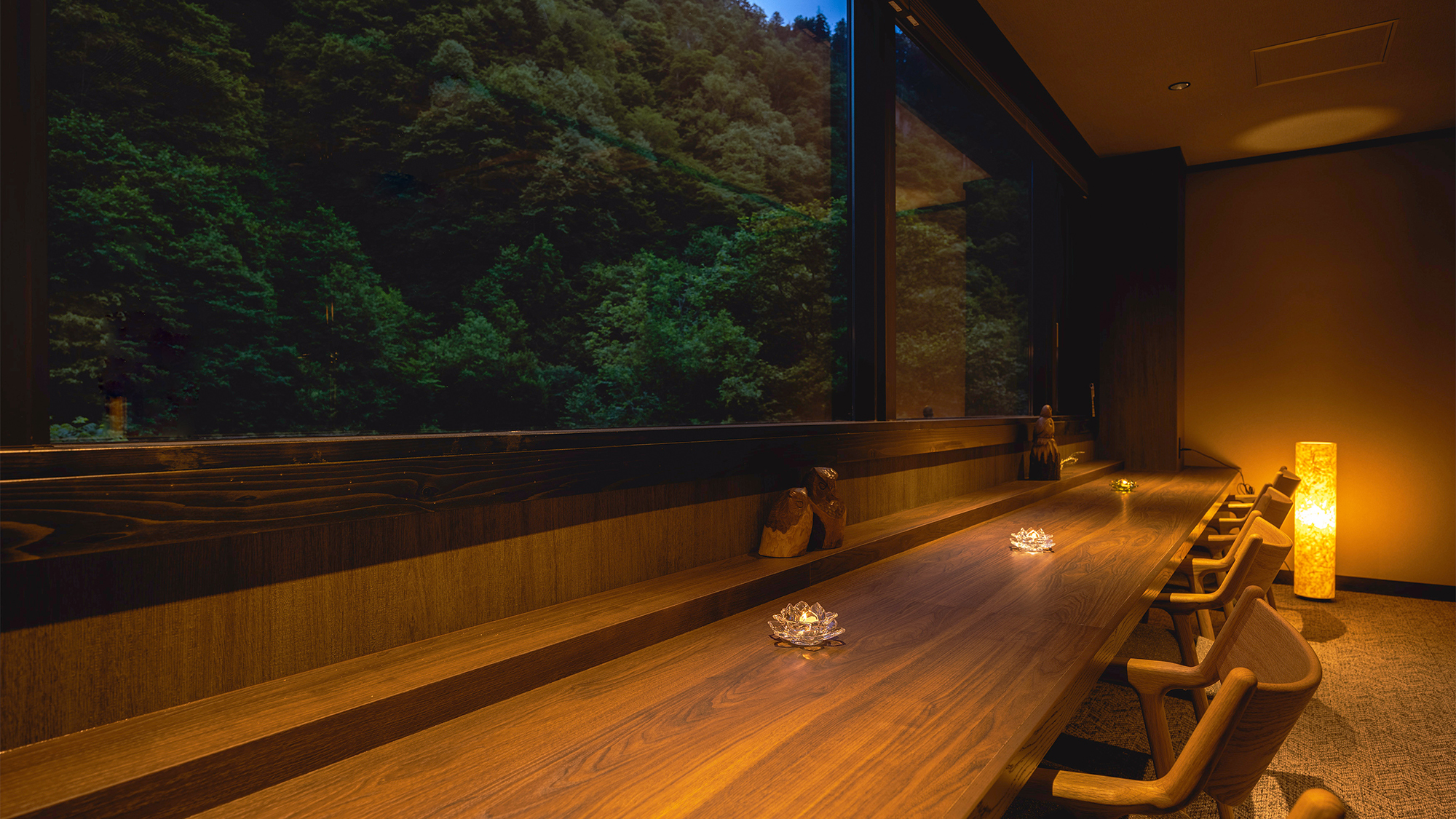 2025年NEW【ラウンジ-愉坐】フリードリンクも楽しめる「宿泊者同士」の交流も生まれる、憩いの空間