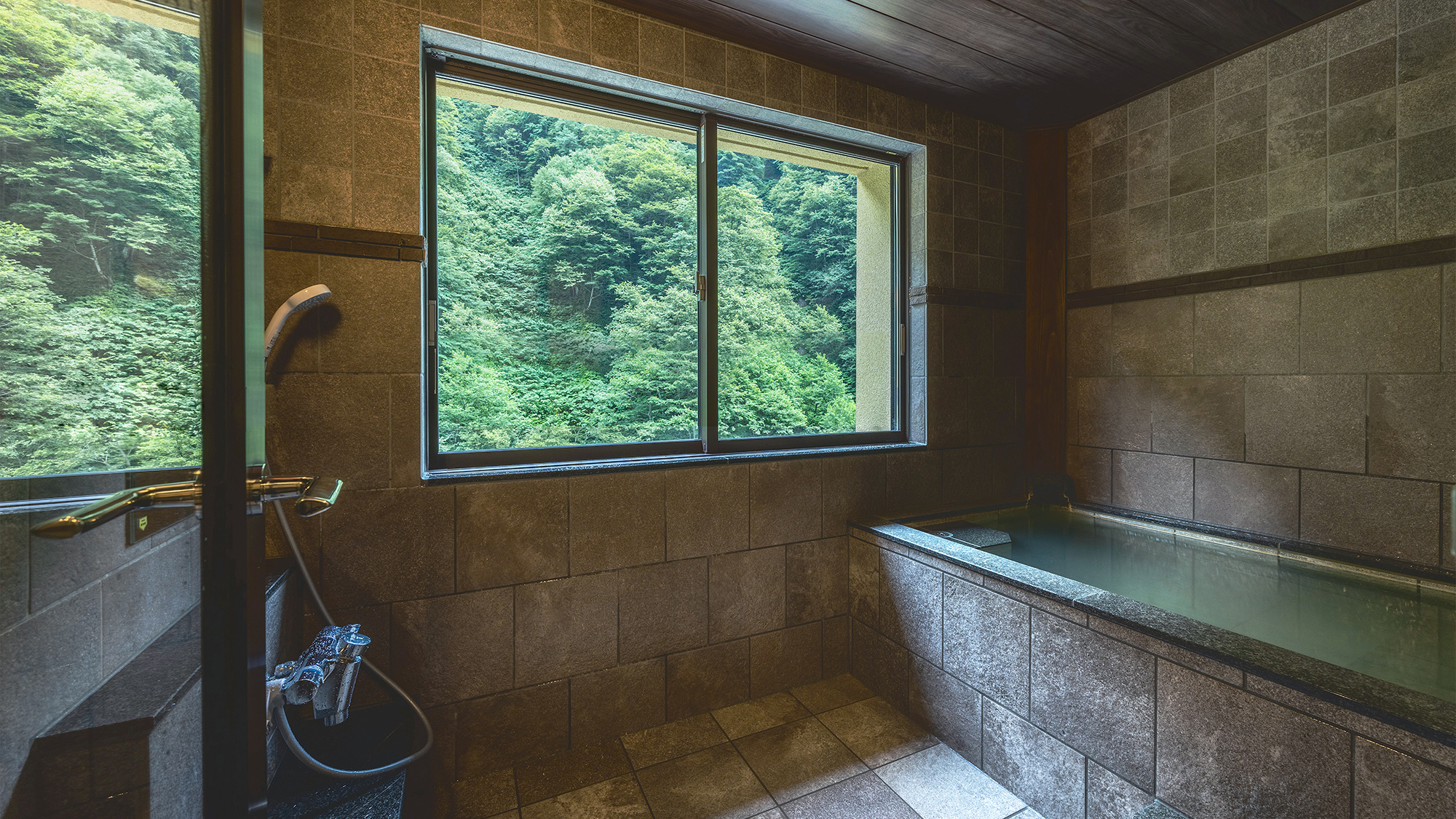 【半露天付特別和洋室】＜2025年OPEN＞「かけ流し温泉」を半露天風呂で何度でもお楽しみ下さい。