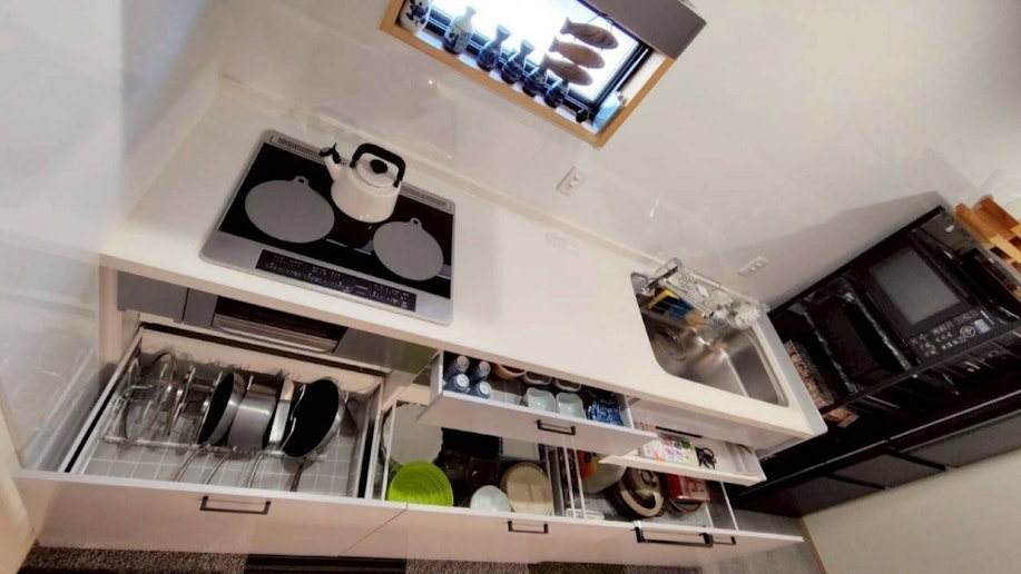基本的な調理器具と食器類あります