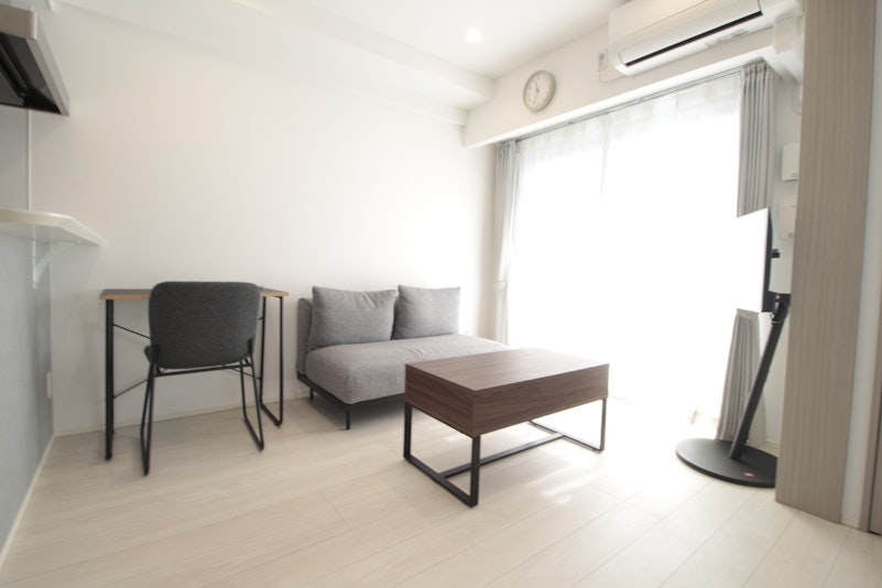 窓も大きく明るいお部屋です