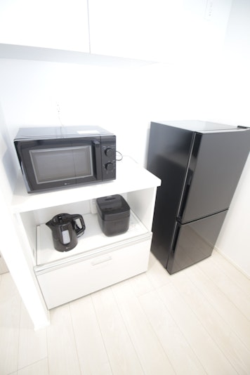 電子レンジ、電気ケトル、炊飯器、冷蔵庫