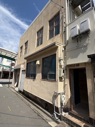 建物外観(入口はこちら)