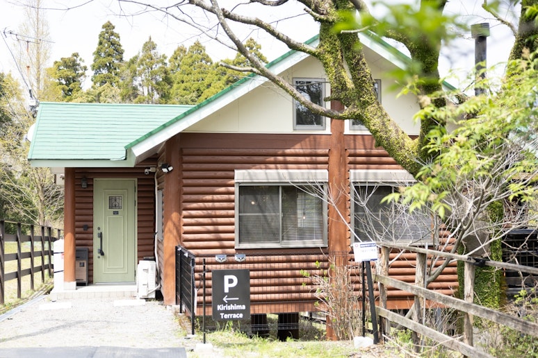 自然に囲まれた落ち着いた外観でお迎えいたします。