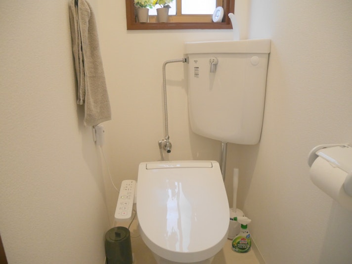 2階のトイレです。 暖房便座、ウォッシュレット付きです。 1階にもトイレはございます。