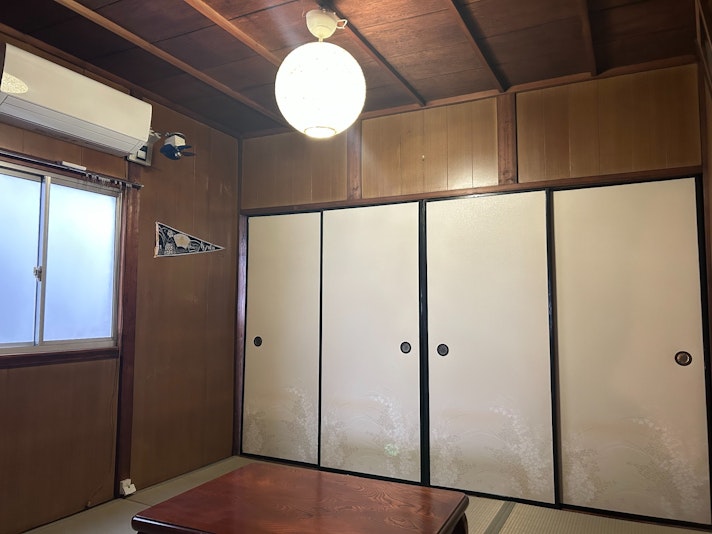 2階に登りますと、静かな和室が皆様を優しく包み込みます。  日本家屋の象徴ともいえる畳(たたみ)と襖