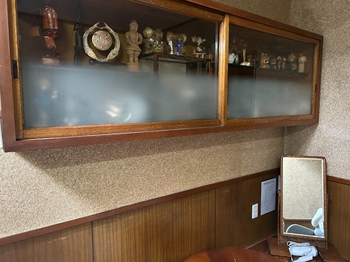 まるで小さな博物館! 木製の温かみのある棚には、旅の思い出が詰まったお土産たちが、所狭しと並んでいま