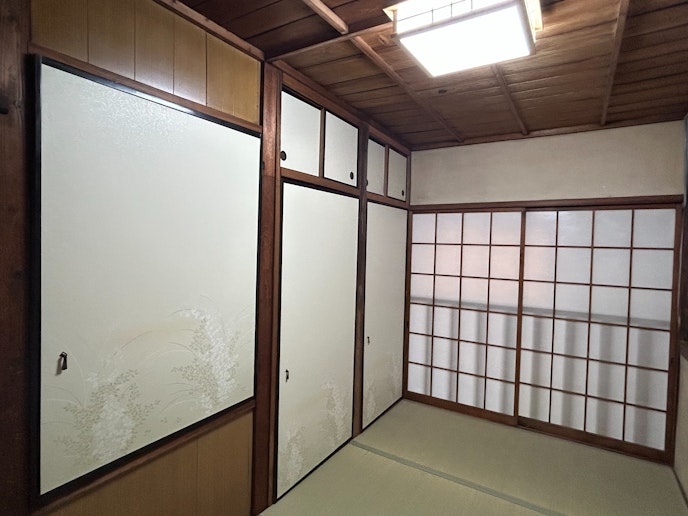 ふじのやの和室は、障子越しのやわらかな光と、木のぬくもりに包まれた心落ち着く空間。畳の香りがふんわり