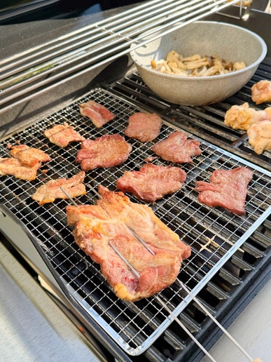 使い捨ての焼き網を乗せて、焼き肉スタイルもお楽しみいただけます。