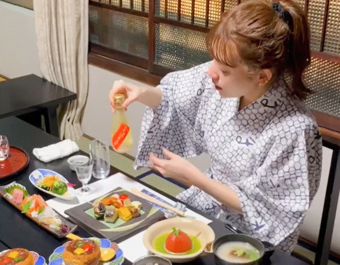 個室部屋での夕食イメージ