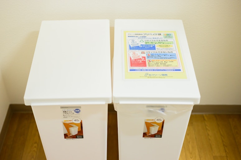 ゴミ箱2つ(燃えるごみ、燃えないごみ)
