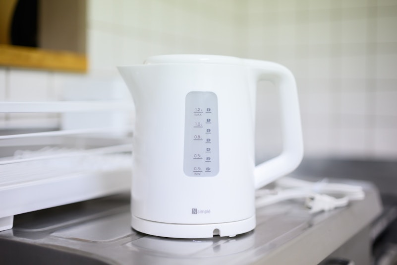 お湯をわかす電子ポットもございます