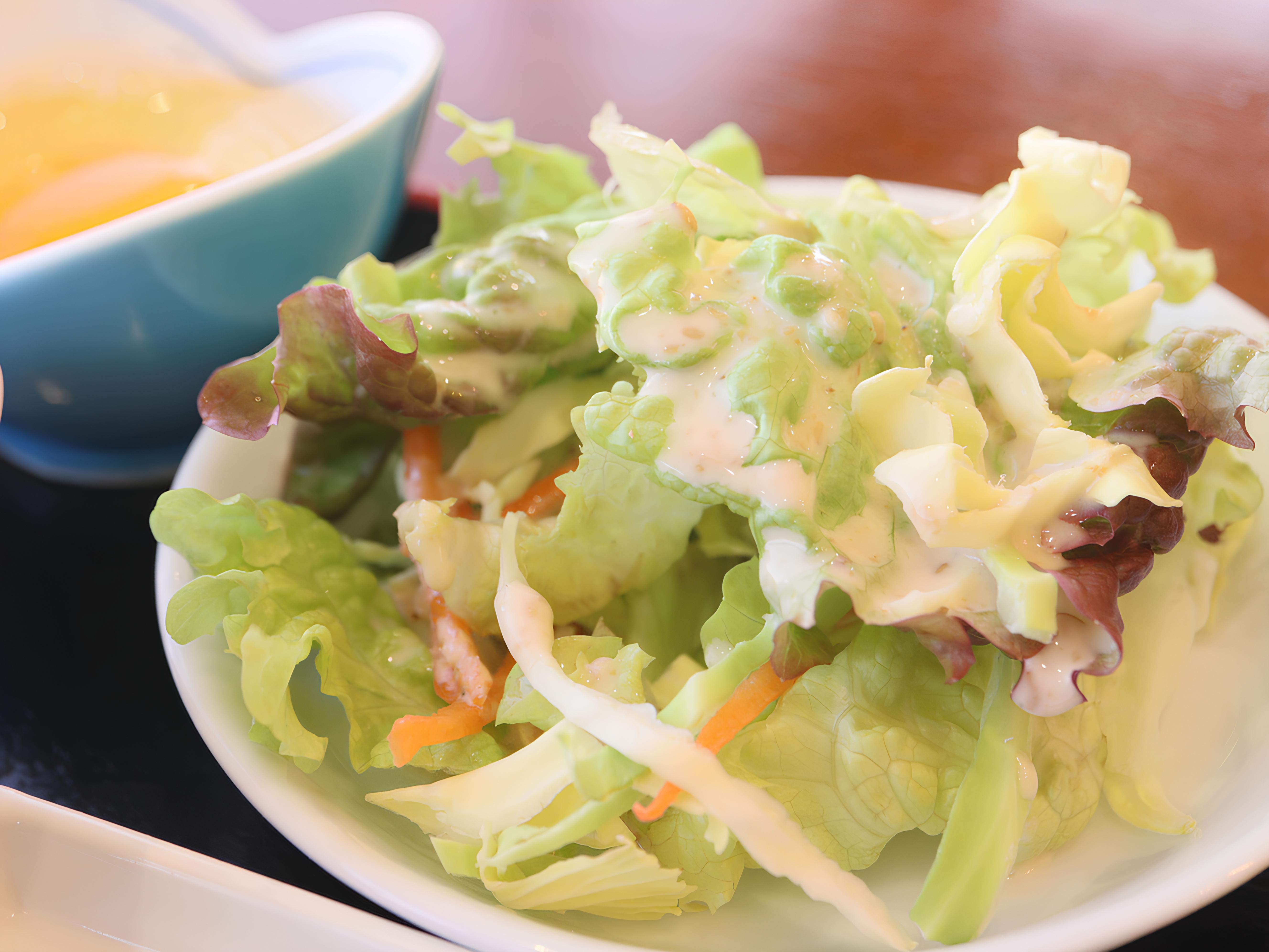 &rdquo;日替わり和朝食&rdquo;で元気な1日を♪サラダもあります。