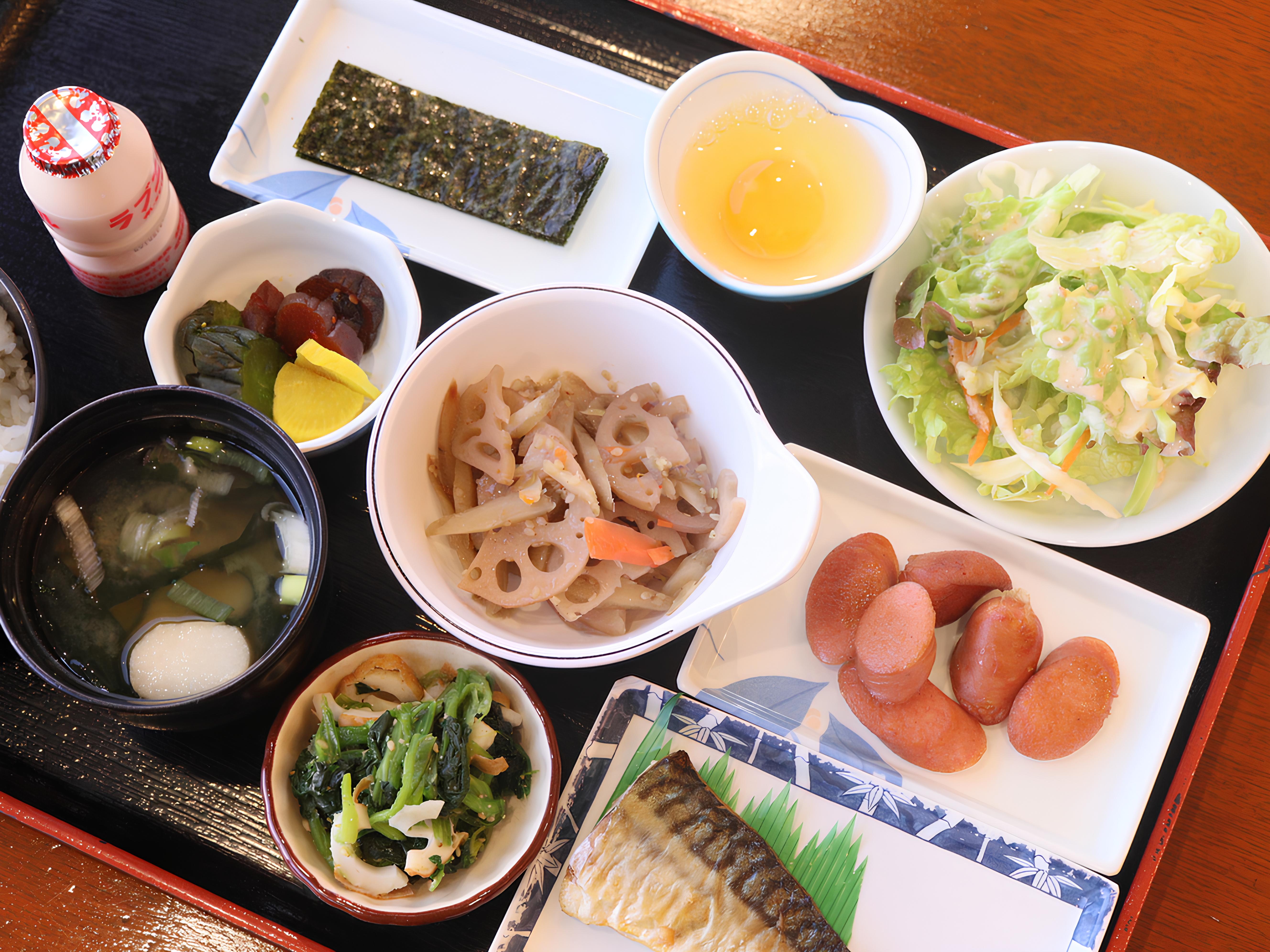 和食のヘルシーな朝食です。手作りで、日替わりが魅力です♪しっかり朝食で元気な1日をお過ごしください。