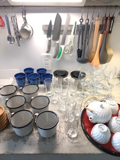 [2F]キッチン:基本的に生活できる食器、調理道具は揃っています。