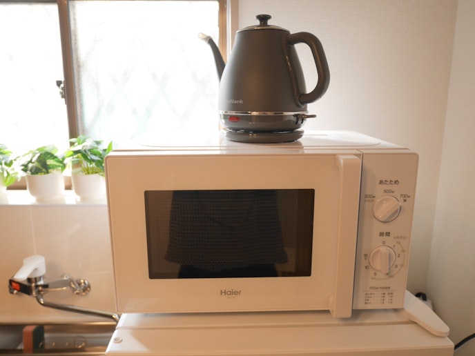 冷蔵庫、電子レンジ、ケトル、コーヒー、お茶、紅茶などございます。
