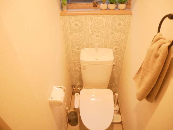 1階のトイレです。 暖房便座、ウォッシュレット付きです。