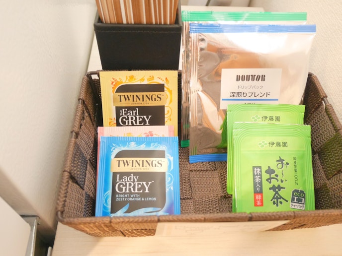 コーヒー、紅茶、お茶がございます。 ご自由にお召し上がりください。