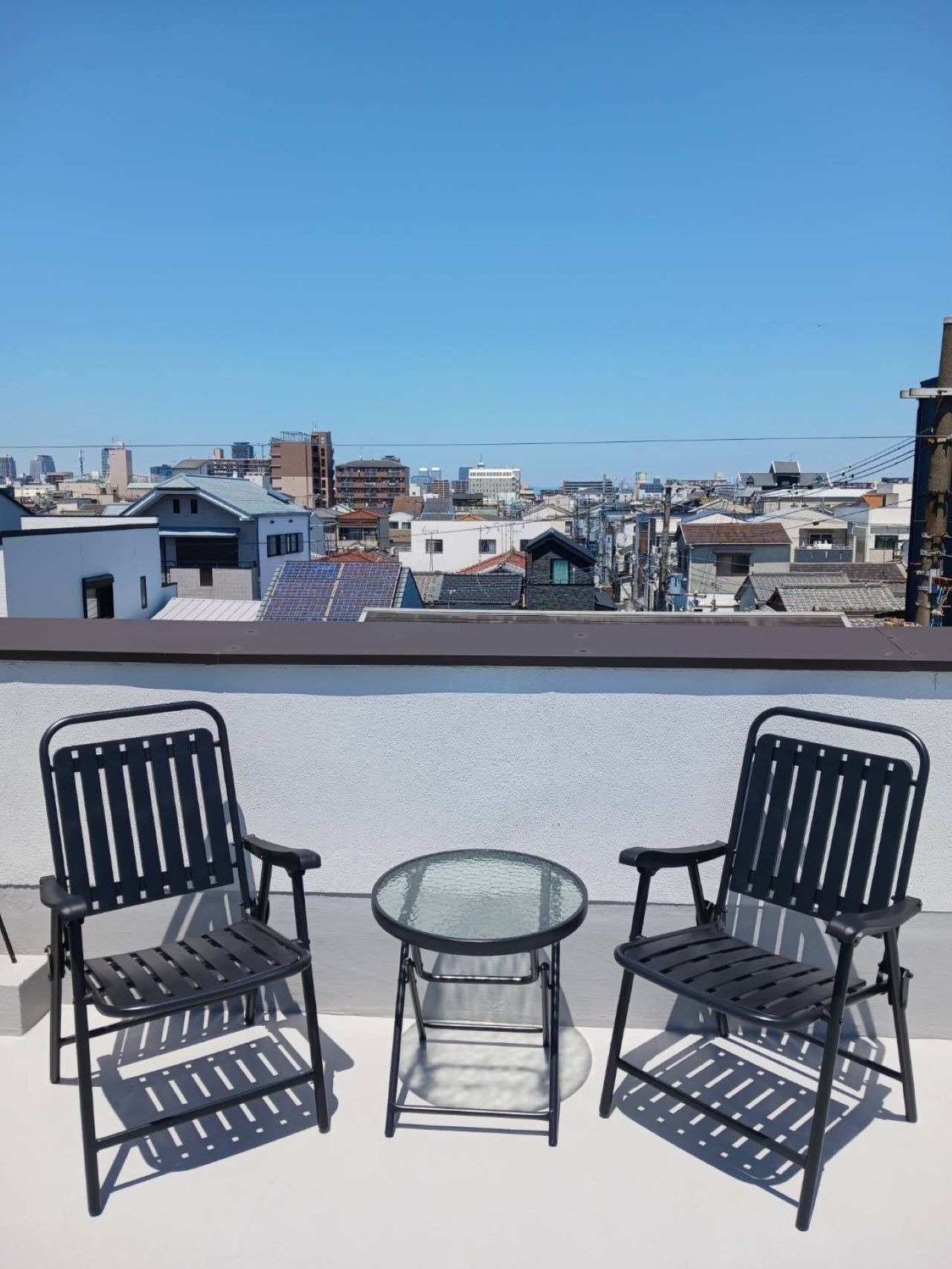 静かな屋上テラスでは、大阪の街並みや生駒山系を眺めながらゆったりと過ごせます。朝のコーヒーや夕暮れの